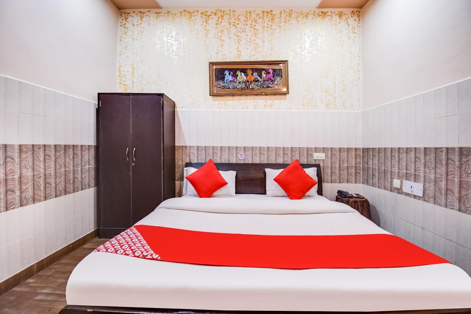 Hotel O Moon Hotel Гургаон Екстериор снимка